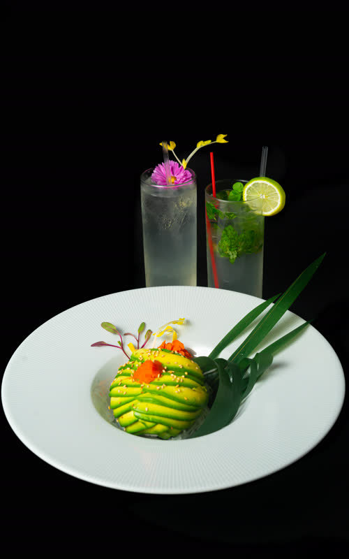Avocado-wrapped sushi ball with cocktails
